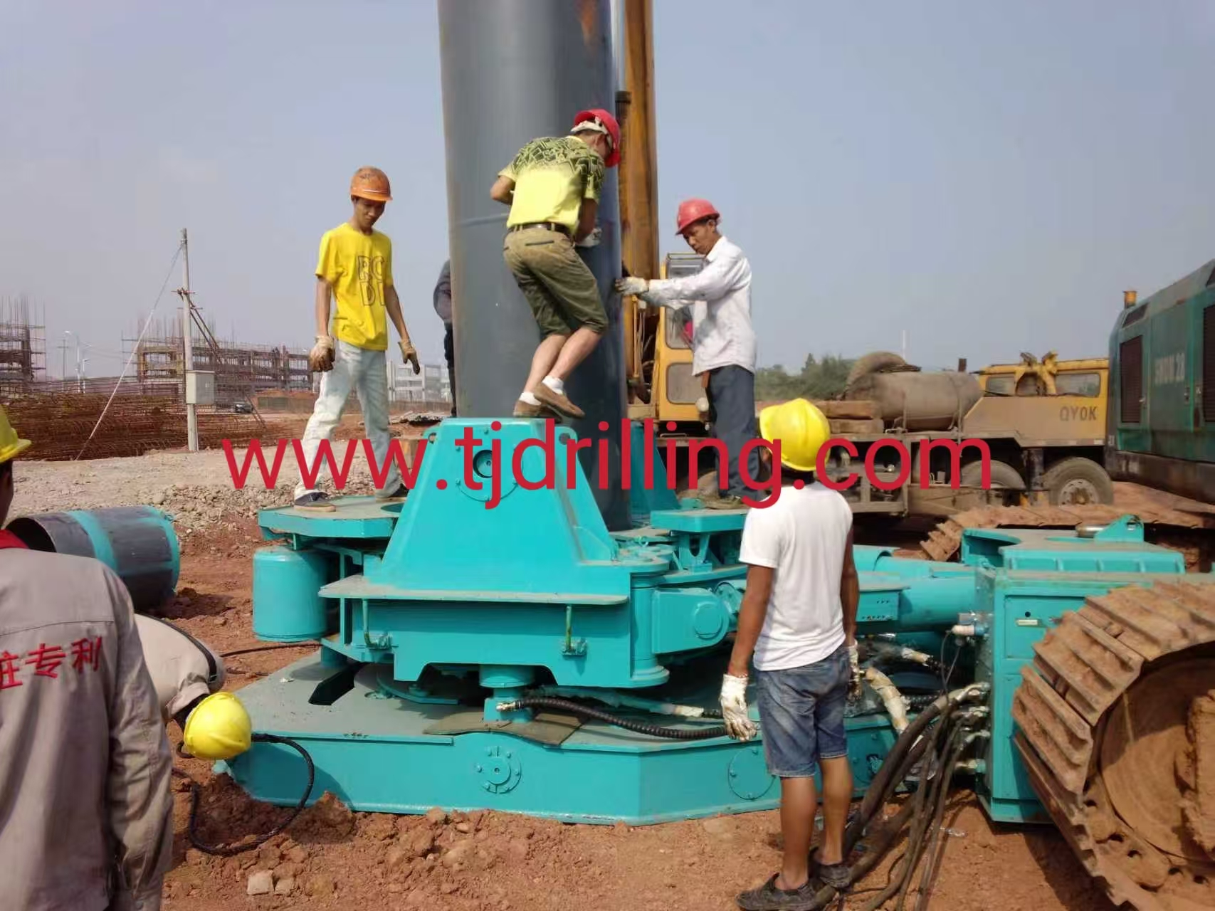 Extraction of Double Wall Casing Pipe with 1200mm Hydraulic Casing Oscillator for Cased Bored Pile Foundation Work
