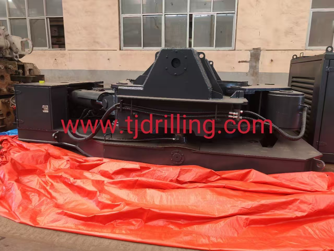 Short Version Drill Rig Casing Oscillator Connected on Liebherr- Lb28 Rotary Drill Rig for Cased Piling Foundation Work